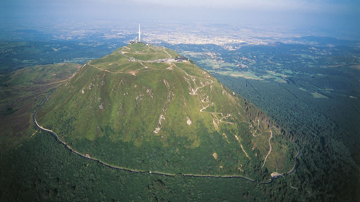 Colline du Diable Puy de Dôme.  Les coureurs du Tour de France iront sur le volcan mythique